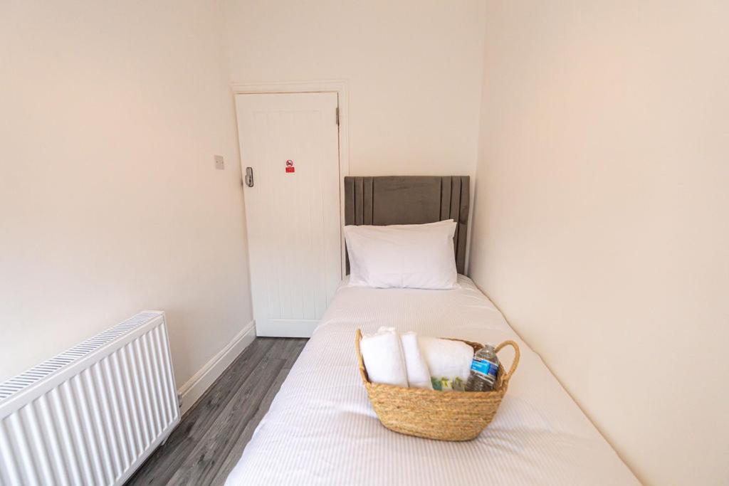 Room In Anfield Liverpool Eksteriør billede